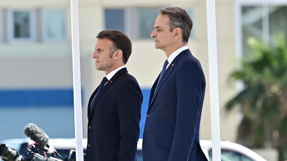 Στη φρεγάτα «Κίμων» Μακρόν - Μητσοτάκης και μετά στο Μαξίμου για συμφωνίες
